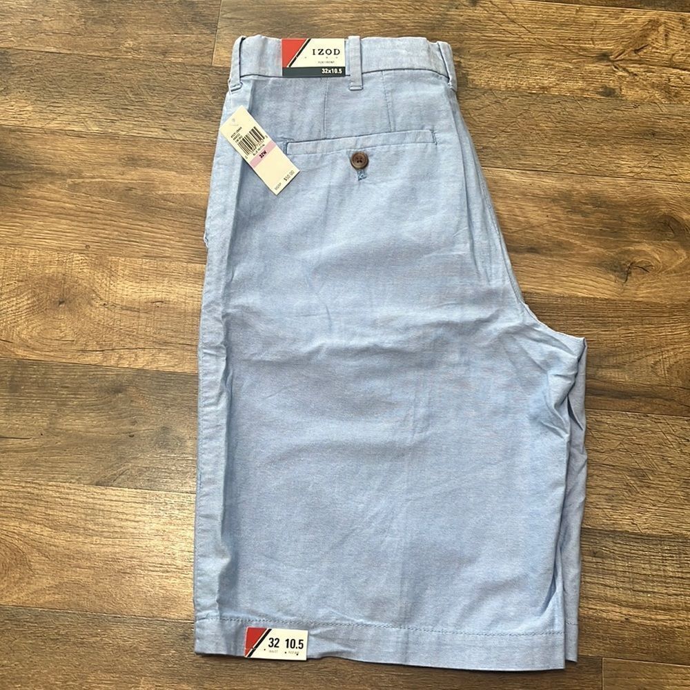 Izod flat front shorts. Size 32. Length 10.5
